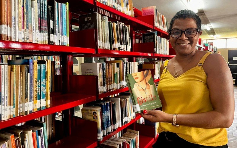 Auxiliar administrativo da biblioteca, Marília Pasqualina da Rosa, conta que os livros espíritas são os mais procurados  