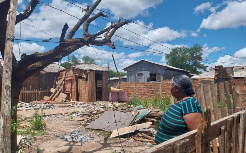 Dona Beia em frente à casa da vizinha onde moravam  crianças que iam na festa de Natal organizada por ela | abc+