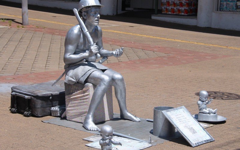 Homem de lata fica nove horas no Centro de Novo Hamburgo