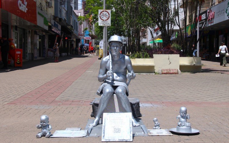 Homem de lata fica nove horas no Centro de Novo Hamburgo