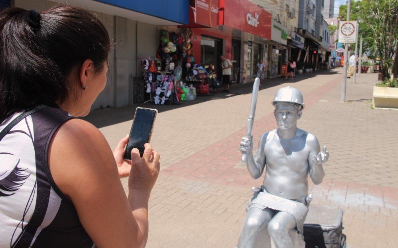 Estátua viva chama atenção de quem circula pelo Centro de Novo Hamburgo | abc+