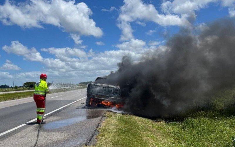 Veículo pegou fogo na BR-116, em Pelotas  | abc+