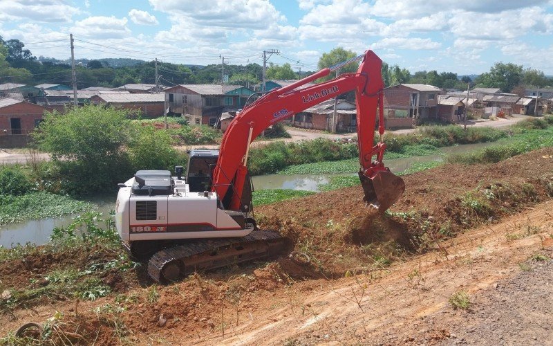 Máquinas retiram vegetação na primeira etapa das obras de reconstrução do sistema de proteção da cidade | abc+