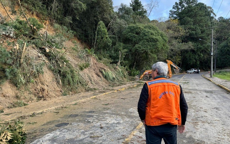 Prefeito Nestor Tissot em vistoria no bairro Dutra