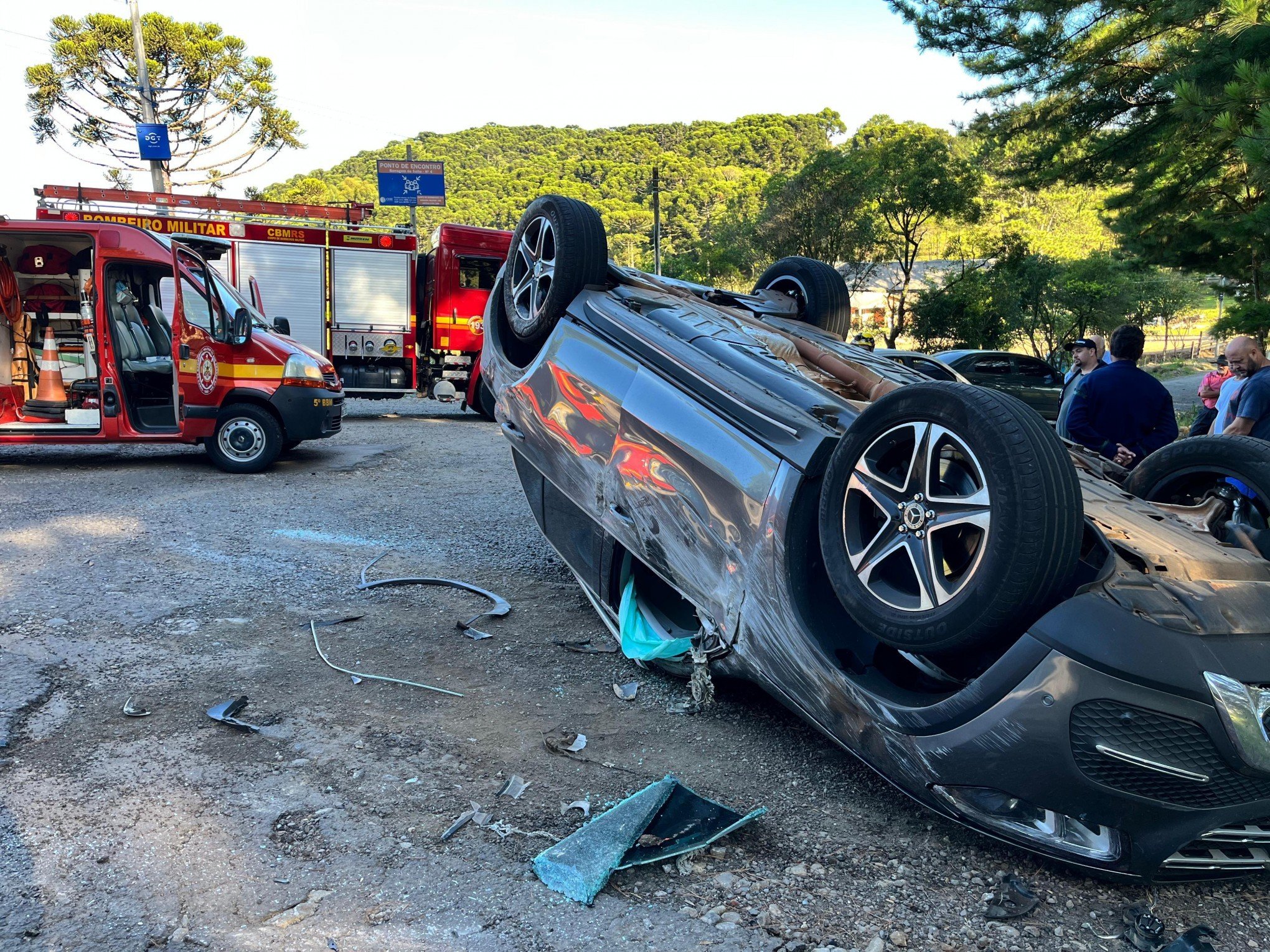 Colisão de carros na RS-235 termina com capotamento