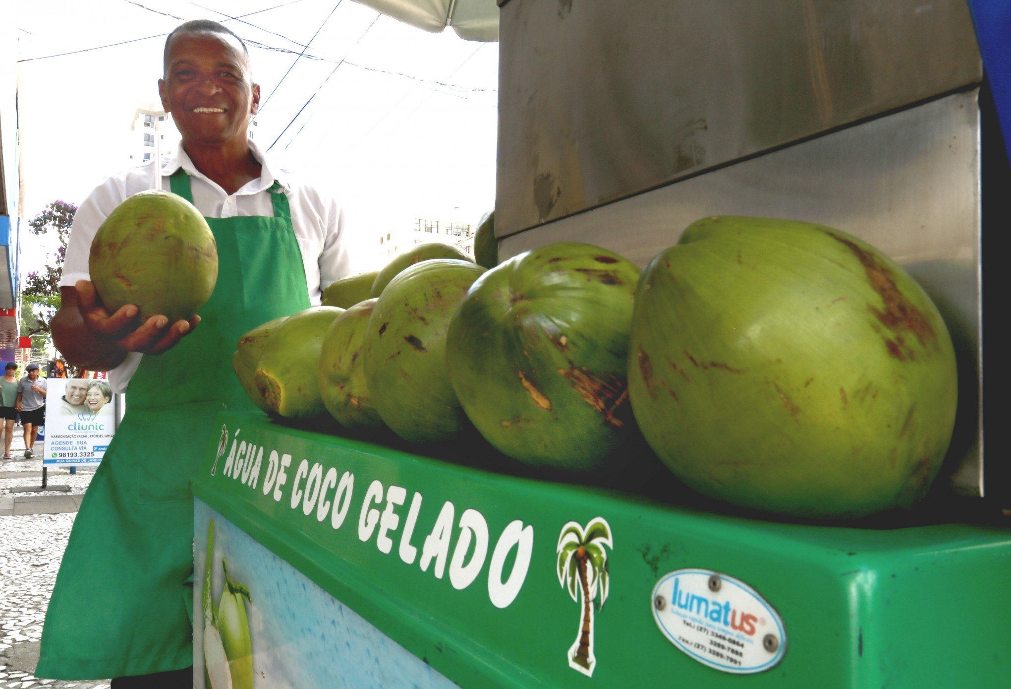 Sabores do verão: Água de coco geladinha é sensação no Calçadão de Canoas