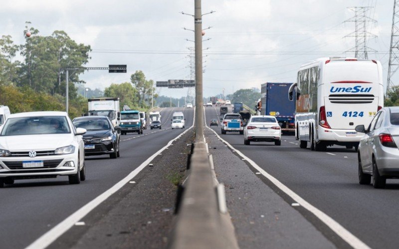 De acordo com a CCR ViaSul, mais de 310 mil veículos devem trafegar pela rodovia durante o feriadão de Páscoa e Tiradentes | abc+