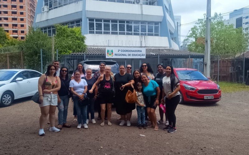 Grupo se reuniu em frente à sede da 2ª Coordenadoria Regional de Educação (CRE) na manhã desta quarta-feira (8) 