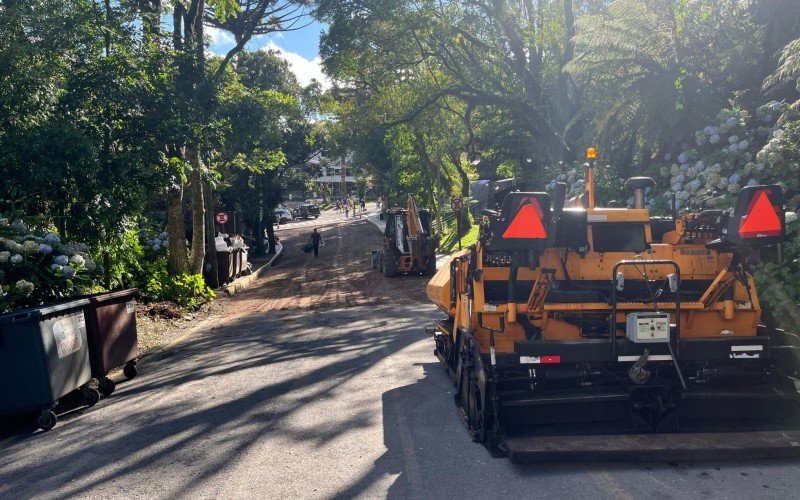 Secretaria de Obras realiza recapeamento de ruas no bairro Lago Negro 