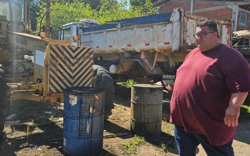 Secretário Tarzan Corrêa, mostra veículos parados e que precisam de manutenção no pátio da Semov