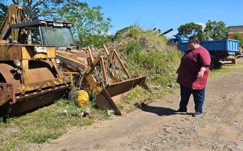 Secretário Tarzan Corrêa, mostra veículos parados e que precisam de manutenção no pátio da Semov