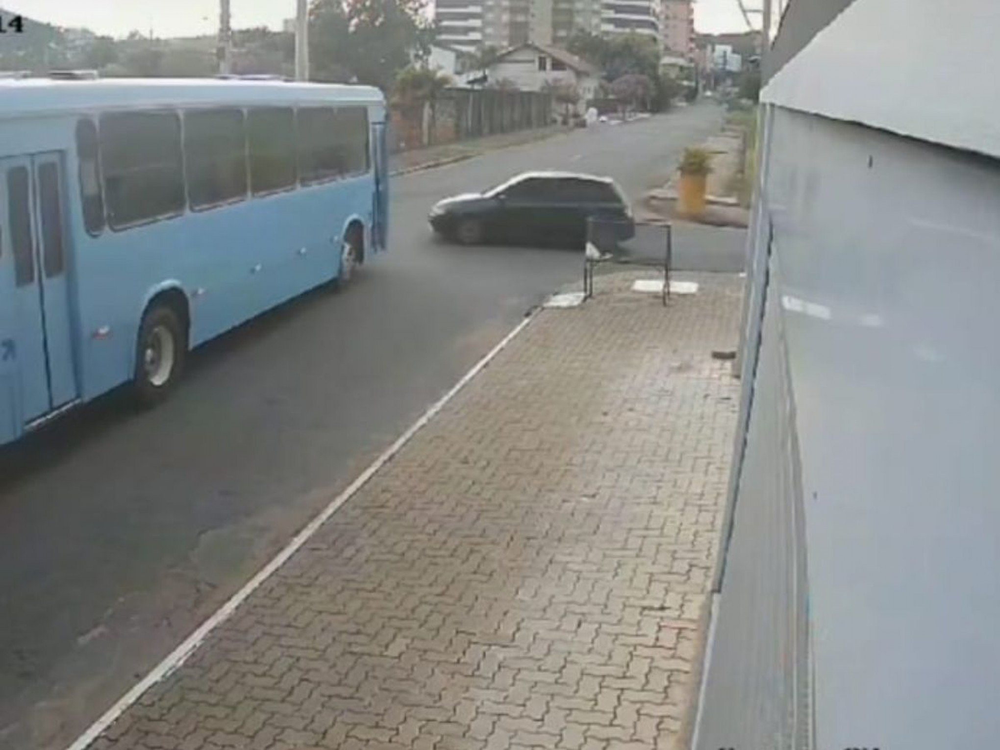 Carro colidiu contra ônibus que trafegava na preferencial | abc+