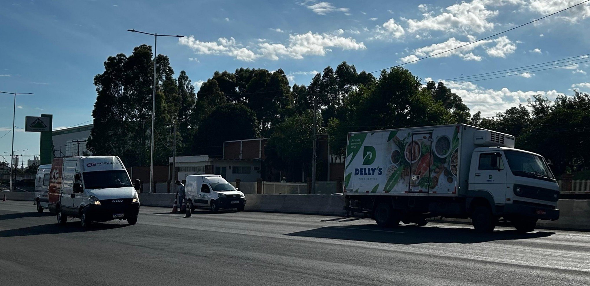 BR-116: Caminhão perde roda traseira e interdita faixa da rodovia em São Leopoldo