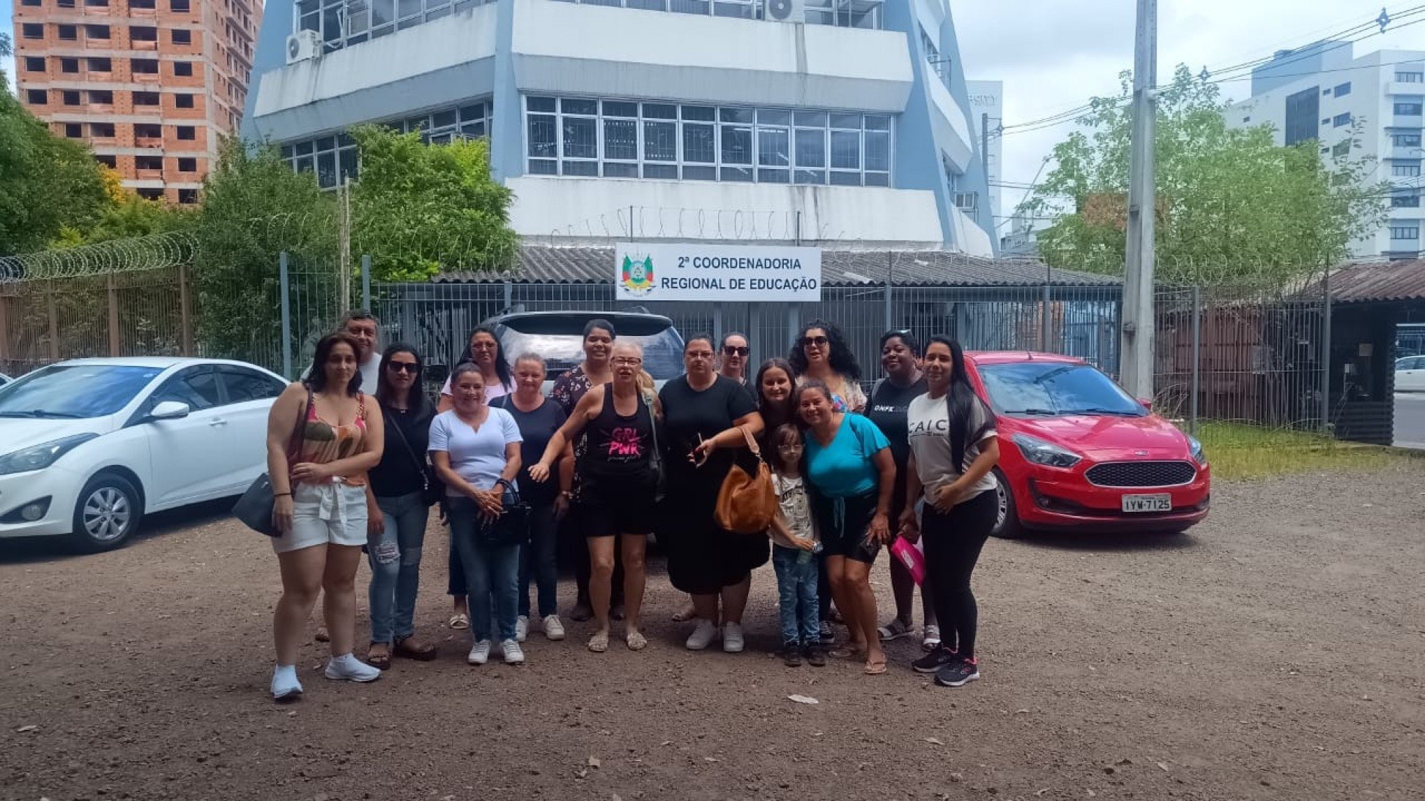 Merendeiras terceirizadas de escolas estaduais protestam contra atraso de salários