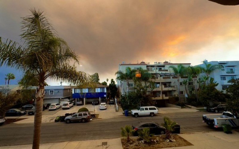 Fumaça cobre o céu em Los Angeles, na Califórnia