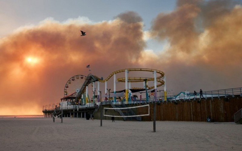 Fumaça cobre o céu em Los Angeles, na Califórnia