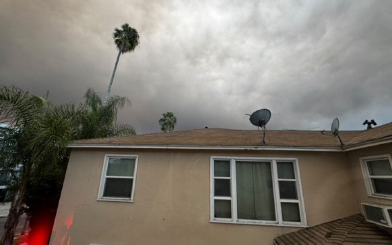 Fumaça cobre o céu em Los Angeles, na Califórnia