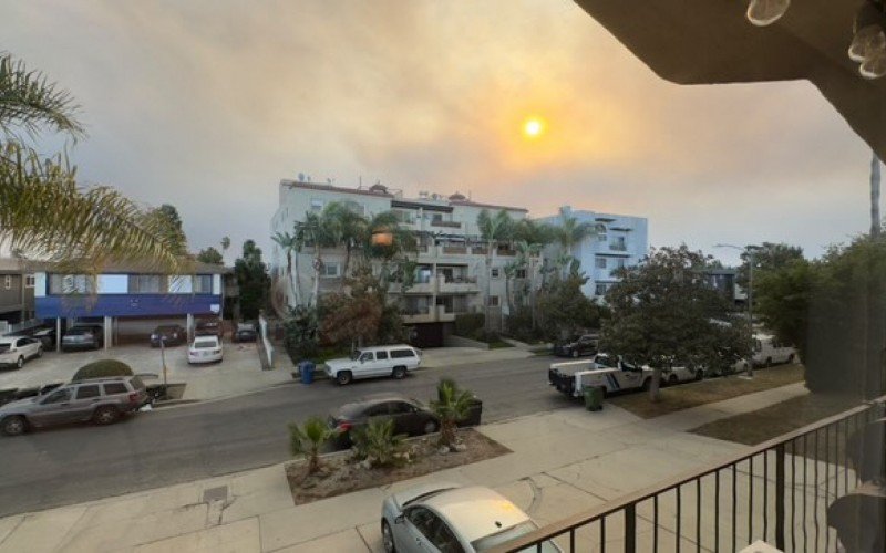 Fumaça cobre o céu em Los Angeles, na Califórnia