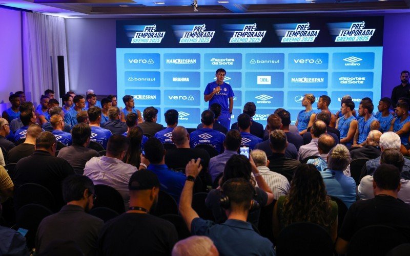 Técnico Gustavo Quinteros na reapresentação do Grêmio
