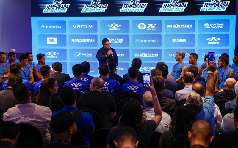 Vice de futebol Alexandre Rossato na reapresentação do Grêmio
