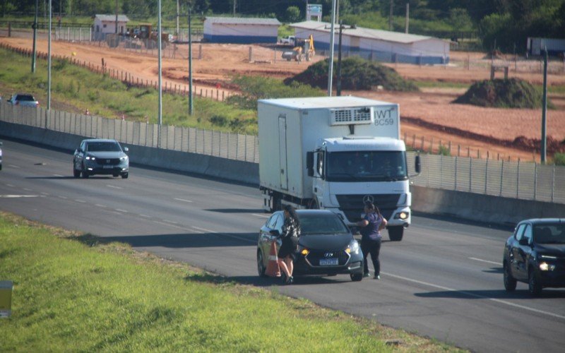 Motoristas precisaram parar para retirar cone preso embaixo do carro