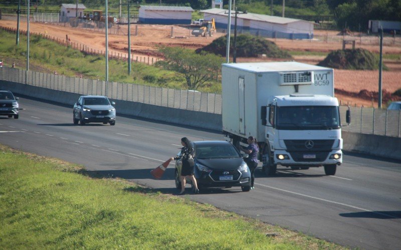 Motoristas precisaram parar para retirar cone preso embaixo do carro