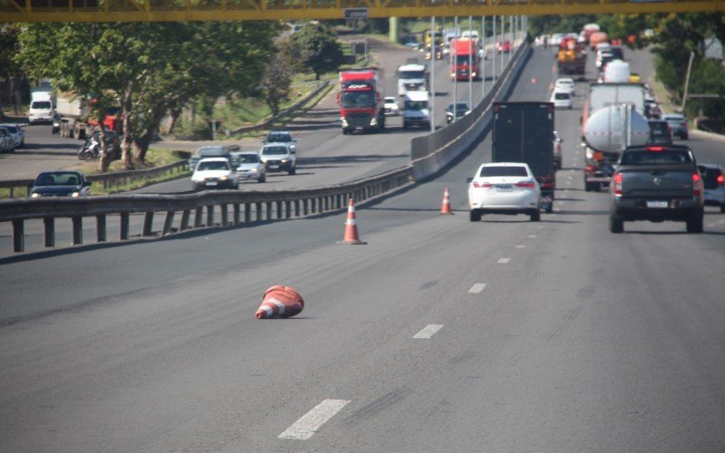 Motoristas devem ter cuidado com os cones na pista