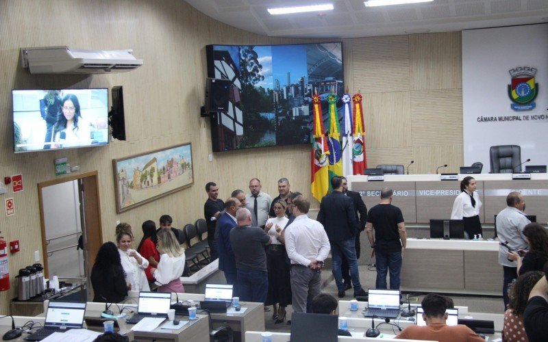 Membros do governo e vereadores debateram as propostas até instantes antes do início da sessão. | abc+