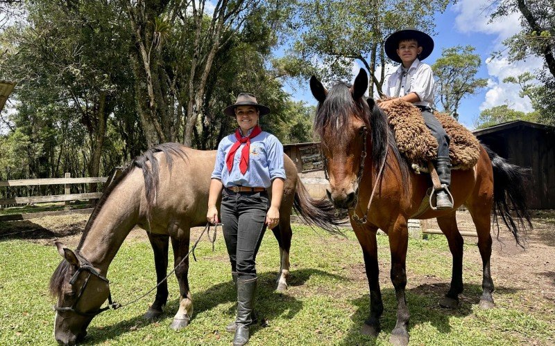 Renata relata o orgulho em estar ao lado do filho Benício em diversos rodeios pelo Estado, reforçando a cultura gaúcha