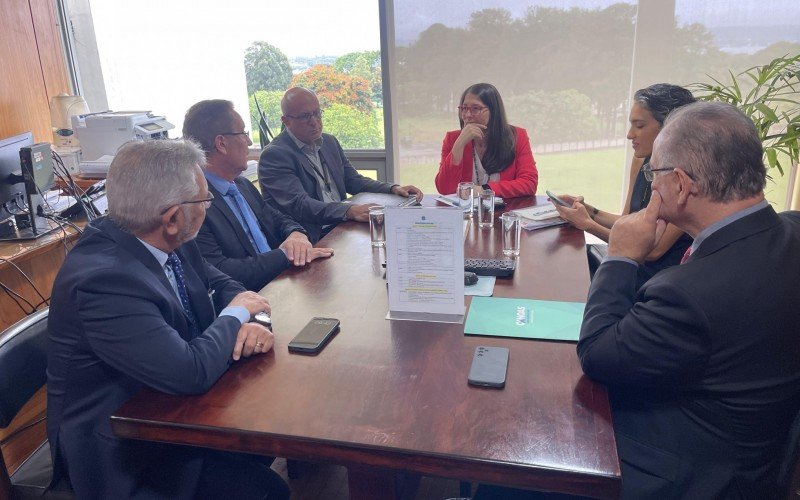 Airton esteve reunido com a secretária-adjunta de Recursos Hídricos da Secretaria Especial do Programa de Aceleração do Crescimento da Casa Civil, Cristiane Collet Battiston