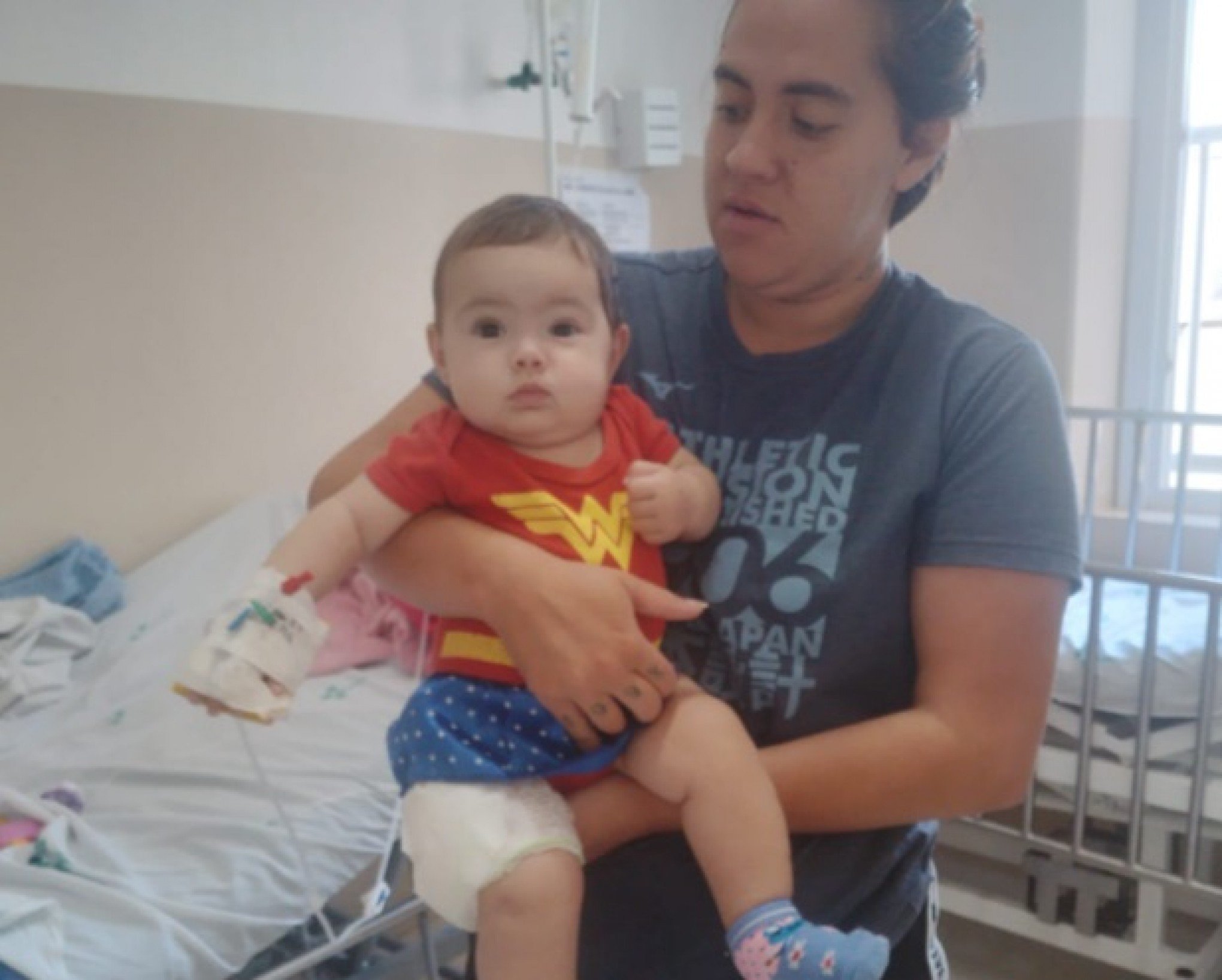 "Minha filha está sofrendo por causa de um erro": Pai de bebê que teve infecção na perna diz que vacina foi mal aplicada