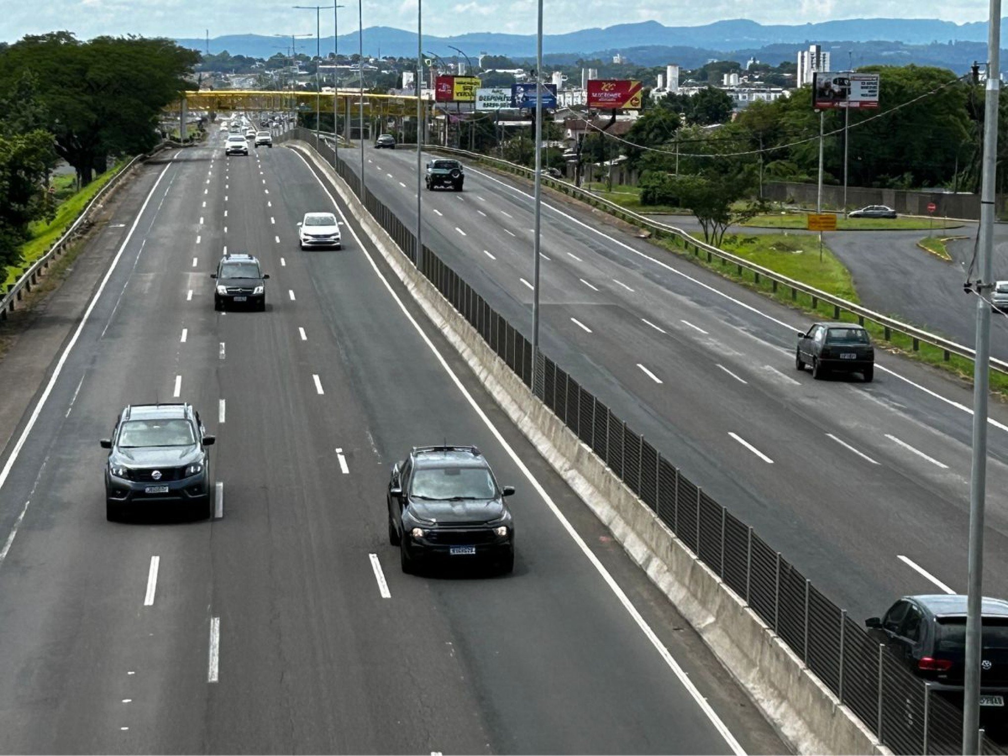 Em pontos em que faixa foi demarcada, a sinalização antiga confunde os motoristas. Nesta imagem, motorista ocupa parte da faixa central e parte da faixa da direita influenciado pela sinalização sobreposta | abc+