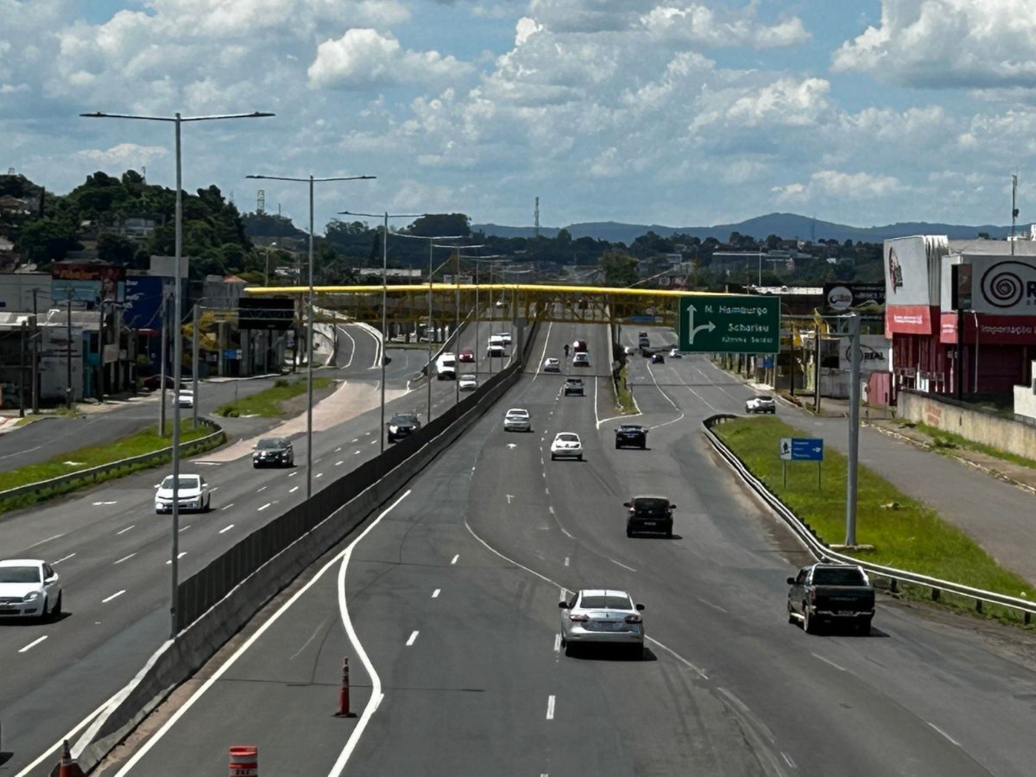 Outro ponto crítico apontado por motoristas fica em frente ao posto da PRF em São Leopoldo, no sentido São Leopoldo-Novo Hamburgo, onde a sinalização é inexistente | abc+