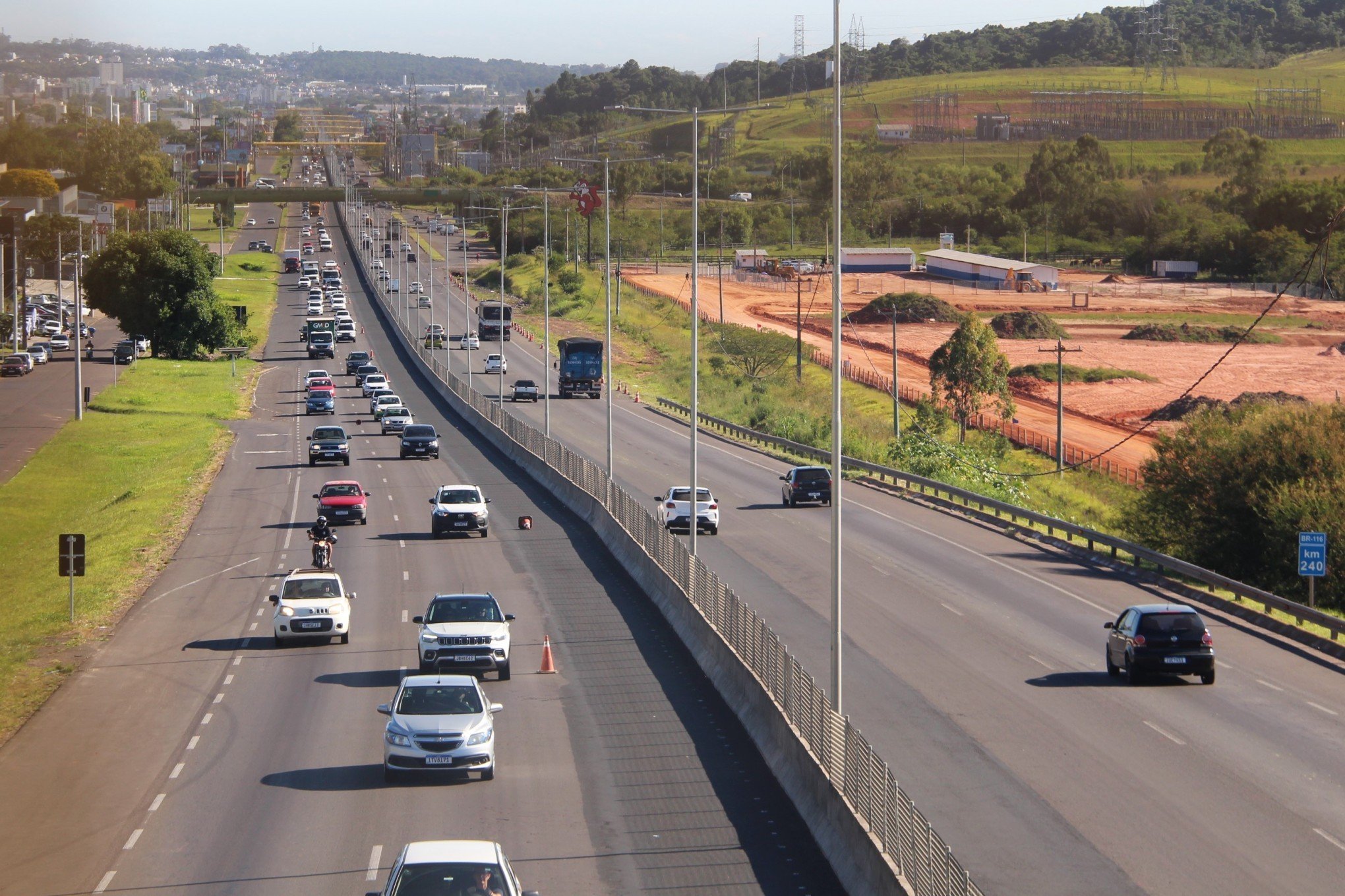 BR-116: Pintura das terceiras faixas causa interdição parcial em trecho de Novo Hamburgo