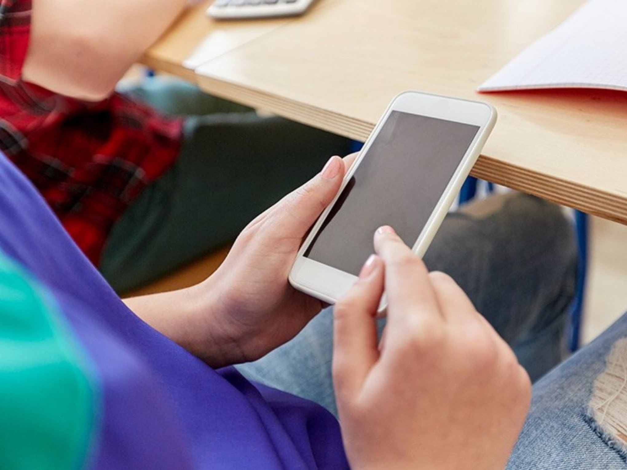 Uso de celular no ambiente escolar terá regras em todo o Brasil | abc+