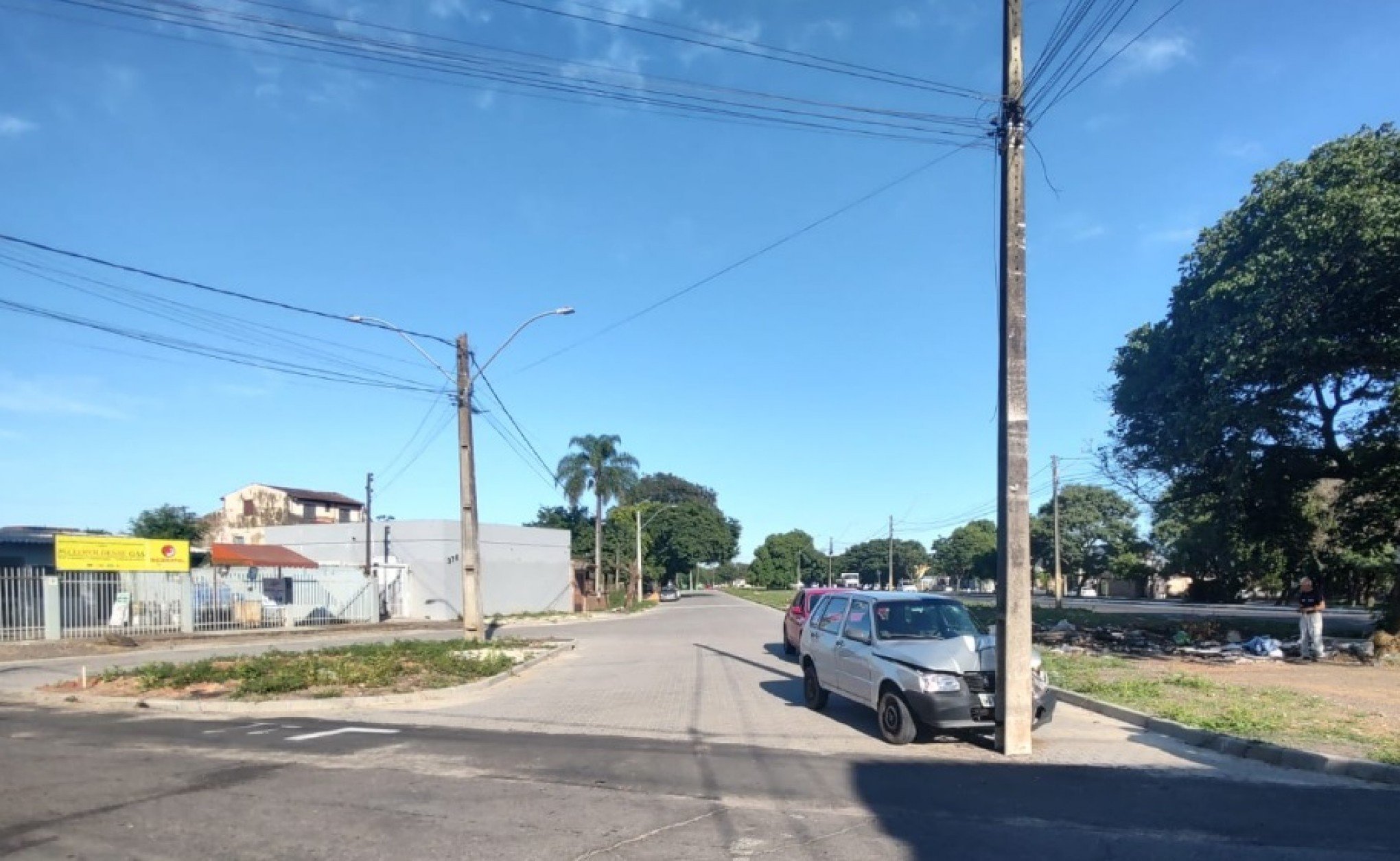 Poste no meio da rua provoca acidentes e preocupa moradores em São Leopoldo