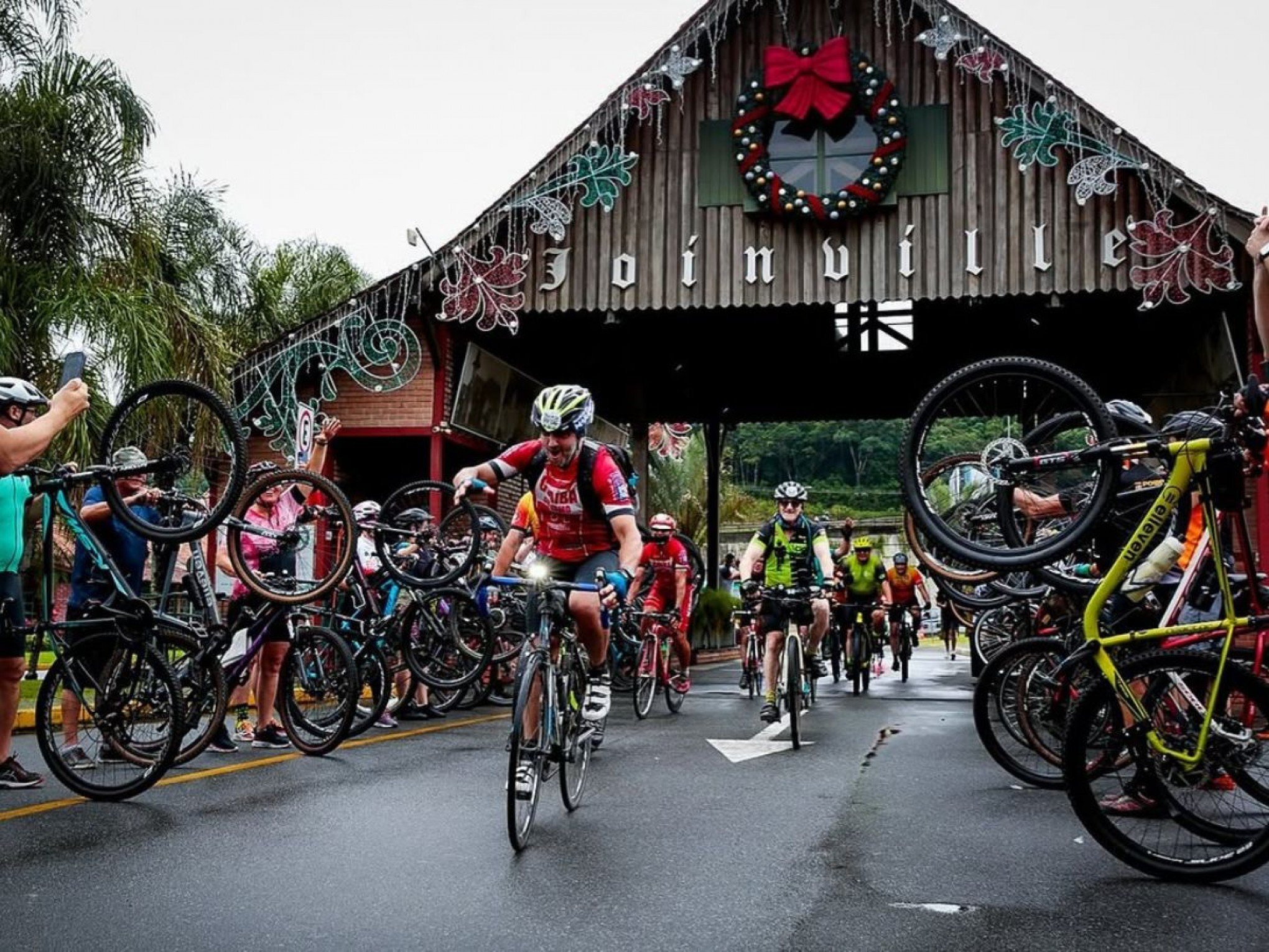 Prefeito percorre 700 quilômetros de bicicleta entre a região metropolitana e cidade de Santa Catarina