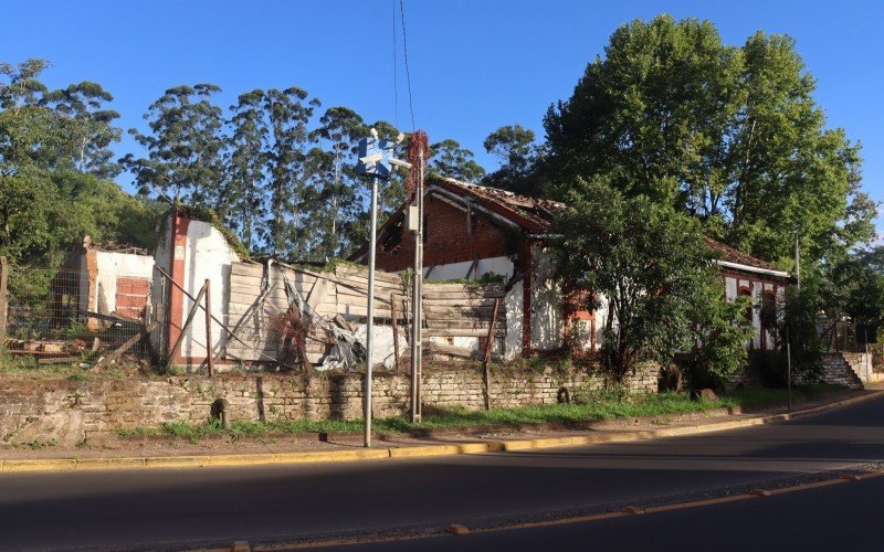 Casa do Imigrante está com parte da estrutura desabada desde março de 2019
