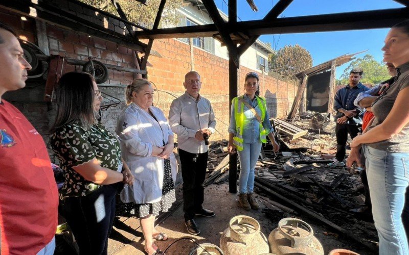 Prefeito Heliomar Franco e representantes de secretarias visitaram famílias atingidas por incêndio 