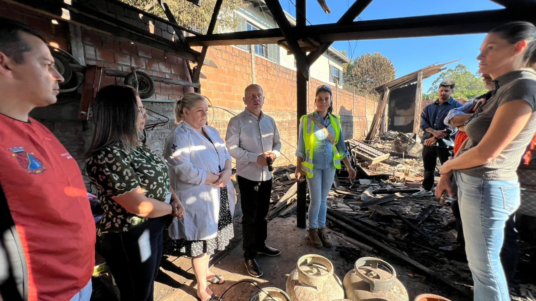 Prefeitura reúne secretarias para prestar apoio às famílias vítimas de incêndio