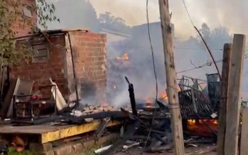 Incêndio destruiu sete casas na Vila Baum, bairro Arroio da Manteiga