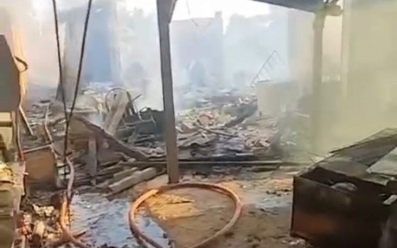Incêndio destruiu sete casas na Vila Baum, bairro Arroio da Manteiga