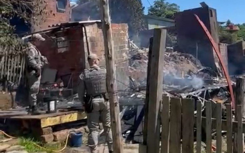 Incêndio destruiu sete casas na Vila Baum, bairro Arroio da Manteiga