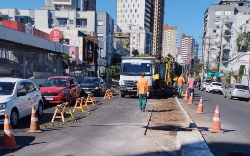 Canteiro central da Avenida Maurício Cardoso está sendo estreitado | abc+