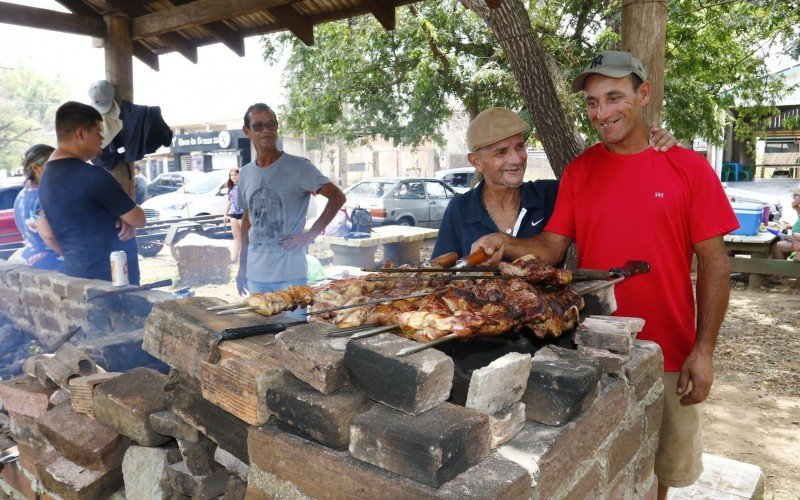 As churrasqueiras estão tomadas ao meio-dia de domingo