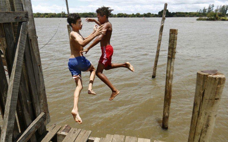 A gurizada ignorou até a água gelada do Rio dos Sinos na tarde deste domingo (12) 