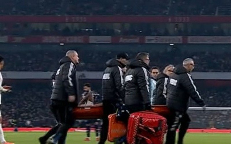 Gabriel Jesus sofre lesão em jogo do Arsenal e sai de campo chorando