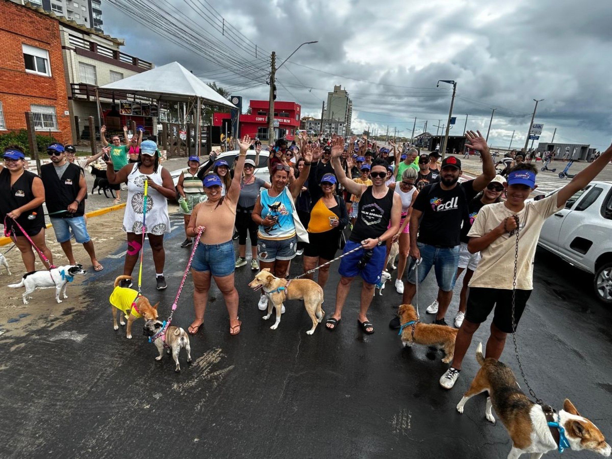 VEJA FOTOS: Cãominhada reúne centenas de pets e tutores em Tramandaí com diversão e afeto