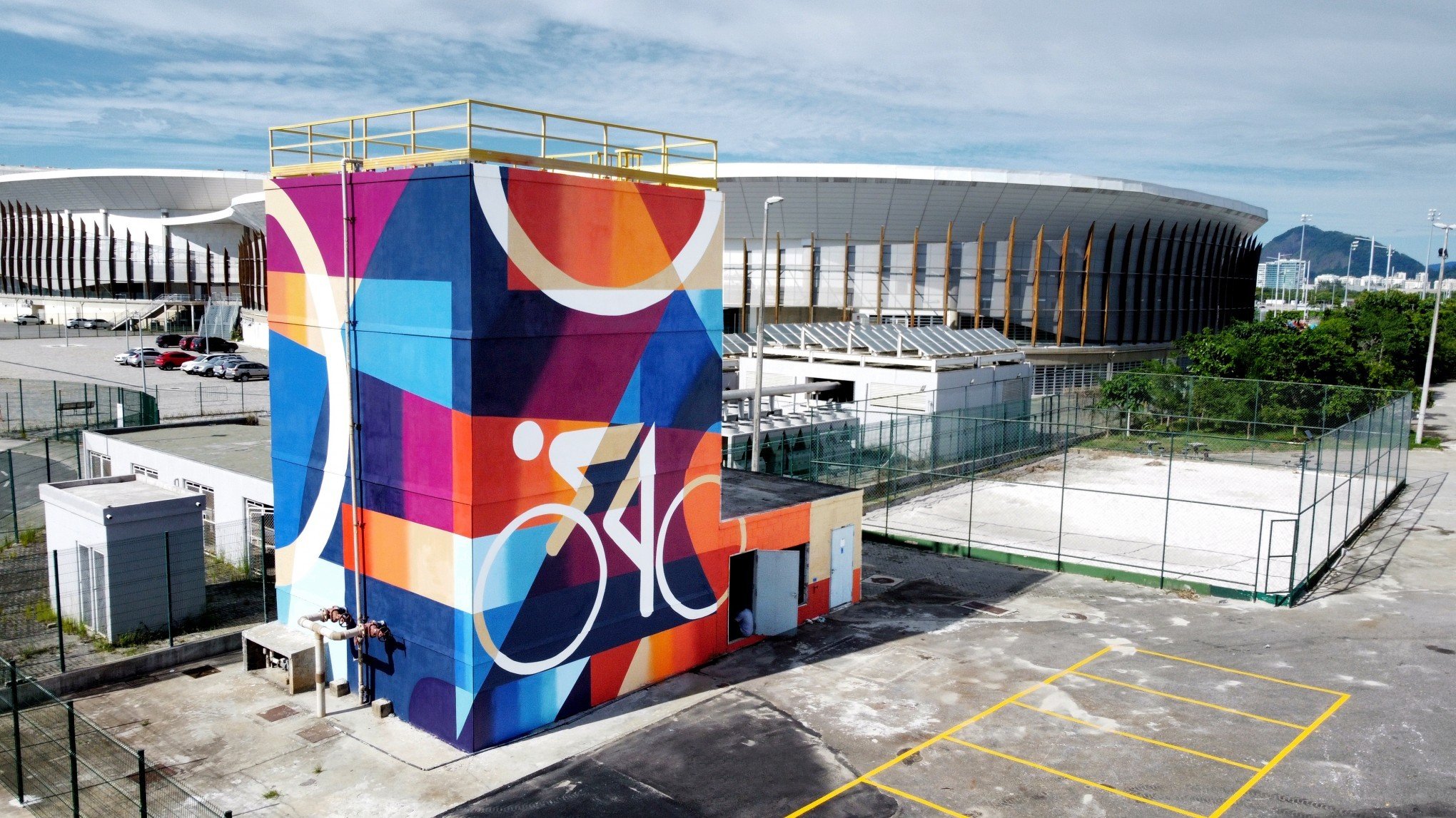 Conheça o artista da região que já pintou viadutos, passarelas e prédios no Rio de Janeiro