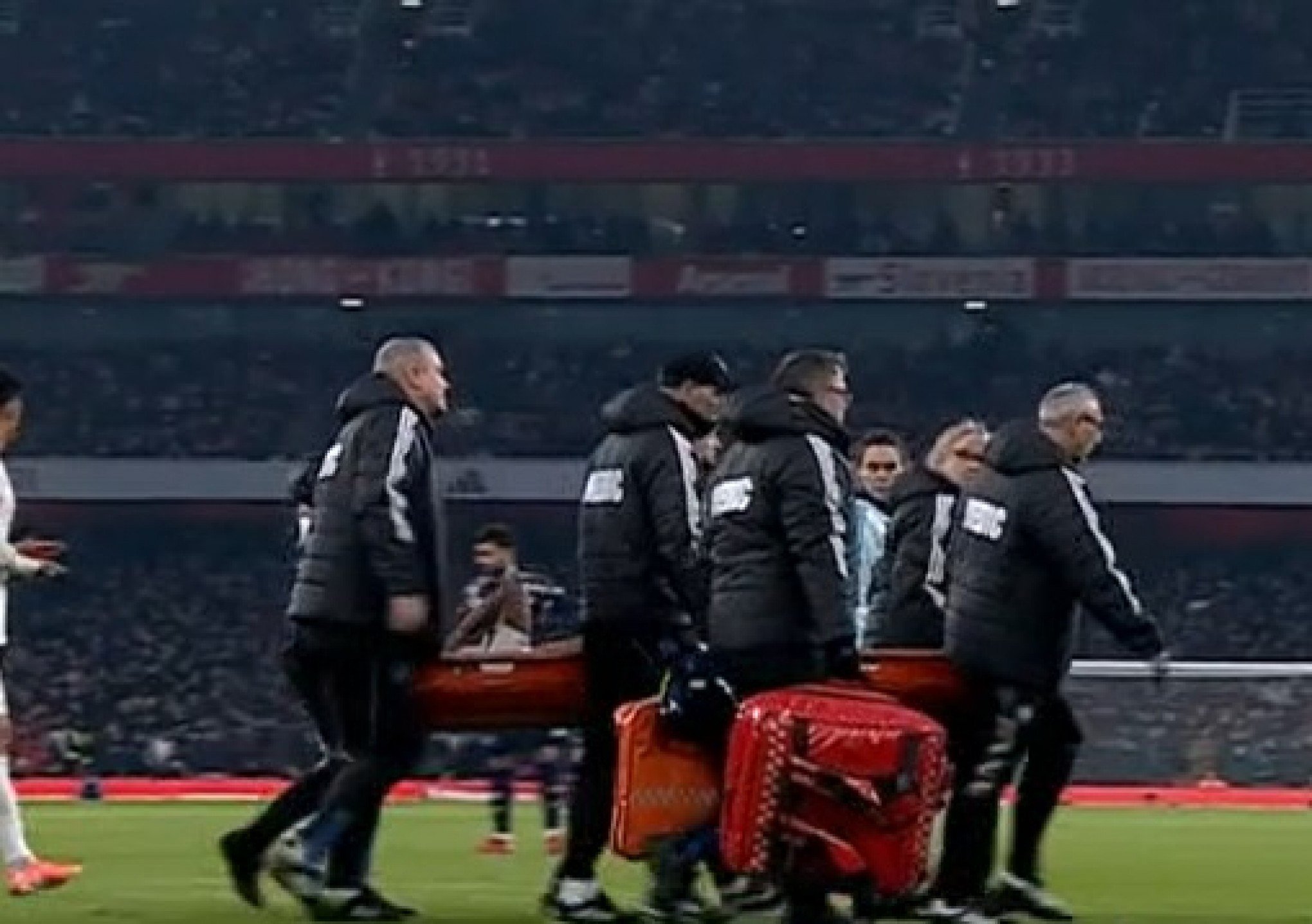 Gabriel Jesus tem suspeita de lesão grave e pode ser desfalque por longo período